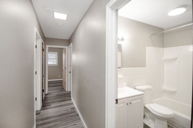 Building Photo - Beautiful updated Main-Level unit in Fabul...