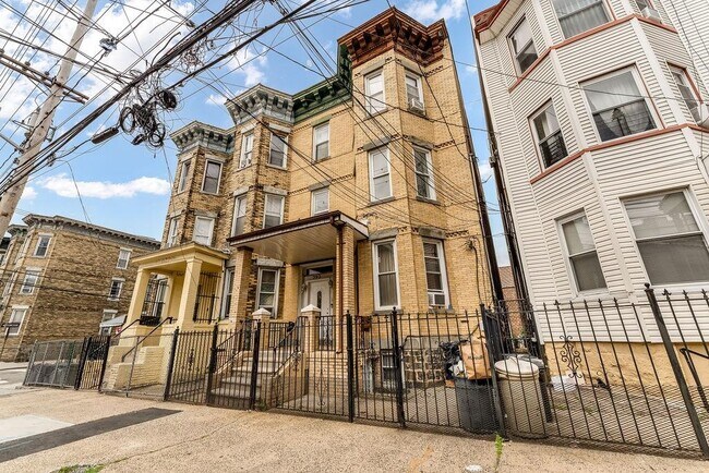 Building Photo - 393 Baldwin Ave