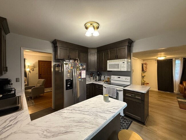 Building Photo - Beautiful 4 bed 2.5 Bath Bloomington SF Ho...