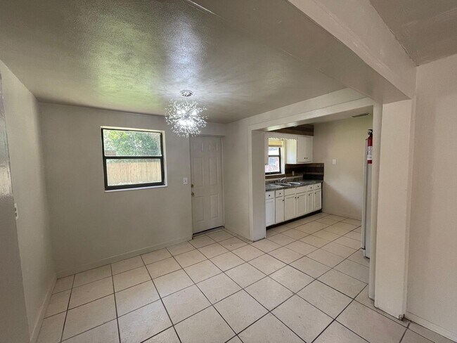 Building Photo - 226 6th Jpv St