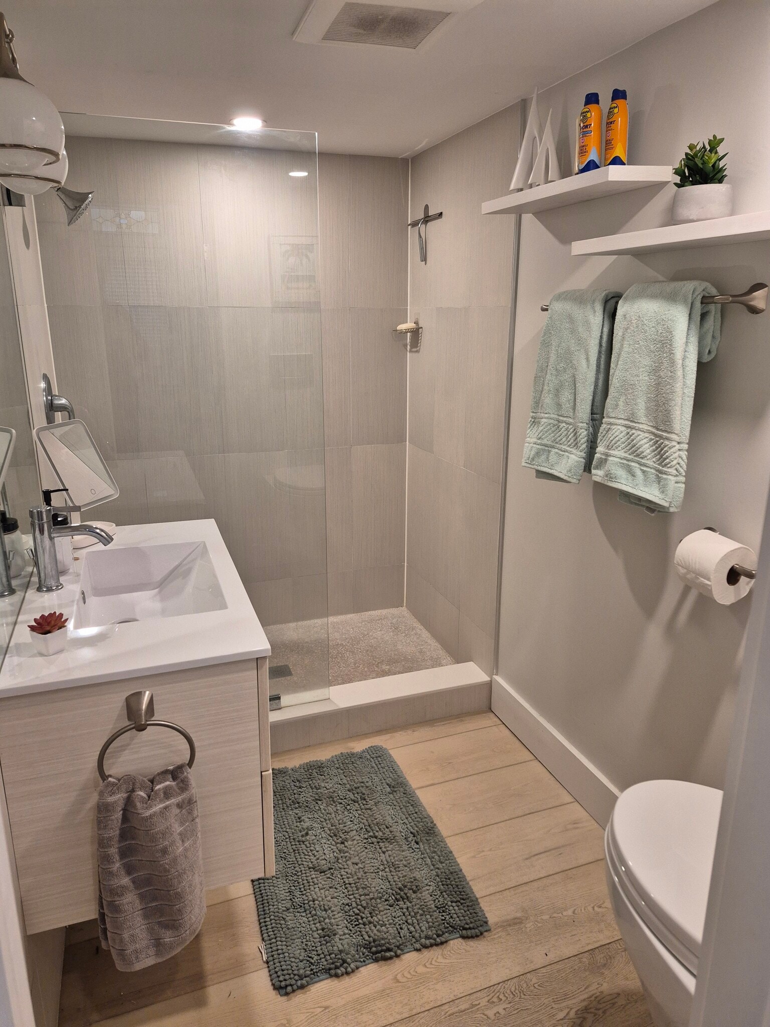 Clean modern bathroom - 1220 Newton St