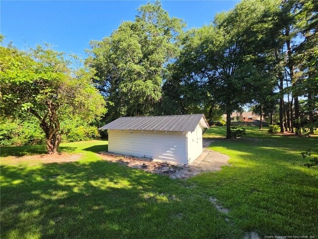 Building Photo - 216 Country Club Dr