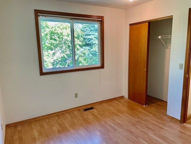 Building Photo - Beautiful Sammamish home on Quiet Street.