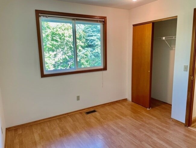 Building Photo - Holiday Free Rent/Newly remodeled Sammamis...