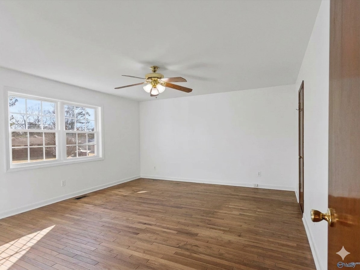room 3 (master) - 221 Nancy Rd