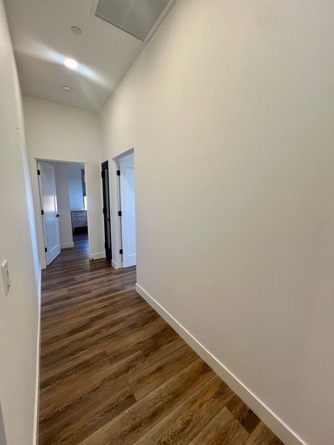 Building Photo - 485 Windsong Dr