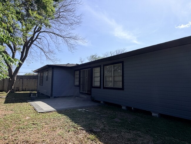 Building Photo - 914 Belmeade Dr