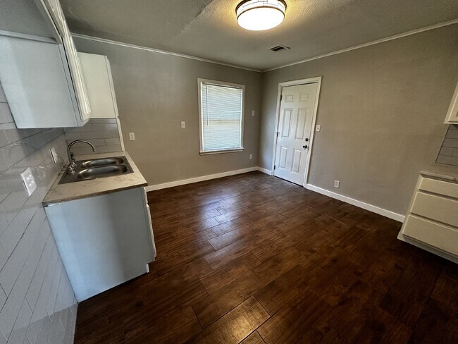 Building Photo - Charming 3-Bedroom Tulsa Home with Gleamin...