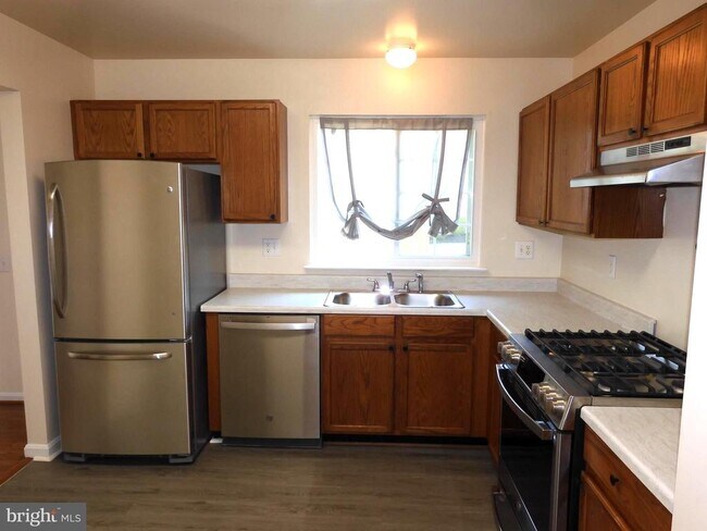Building Photo - 8566 Kingsway Dr