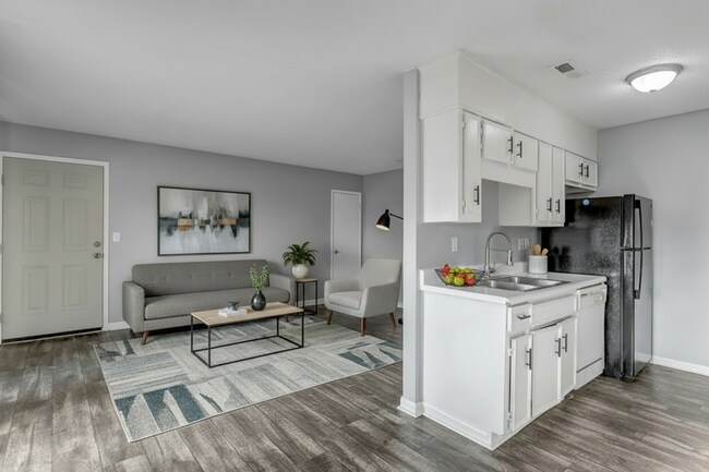 Building Photo - Recently Renovated Units in Decatur, AL