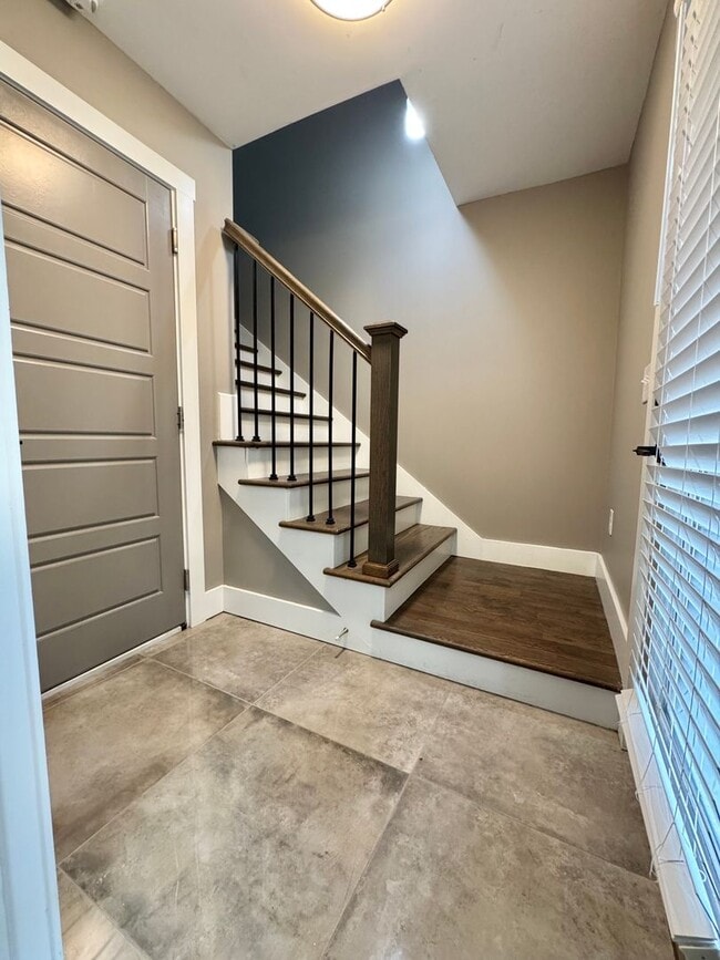 Building Photo - 3 Bed, 3.5 Bath Home w/ 2 Car Garage and Lake Views