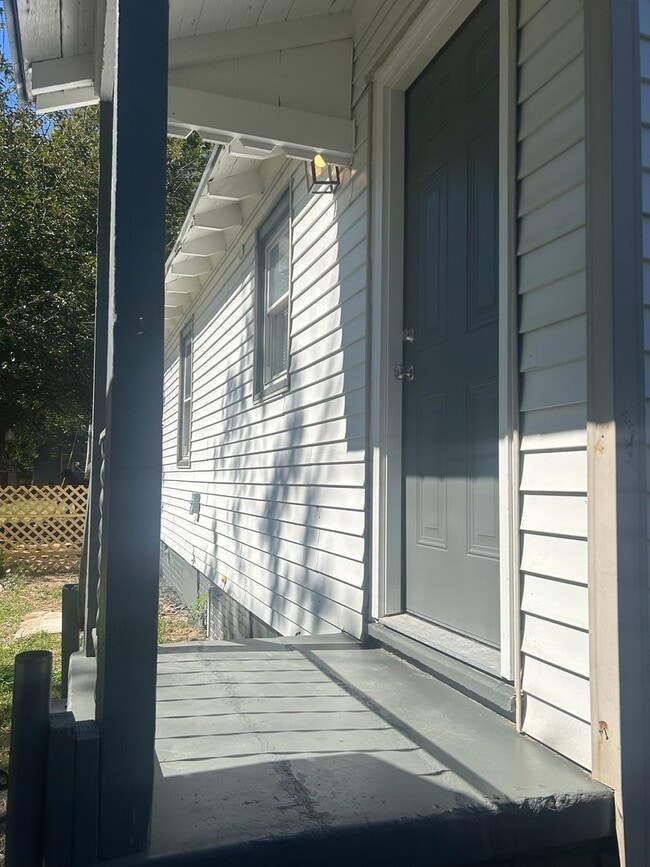 Building Photo - 816 W 42nd St