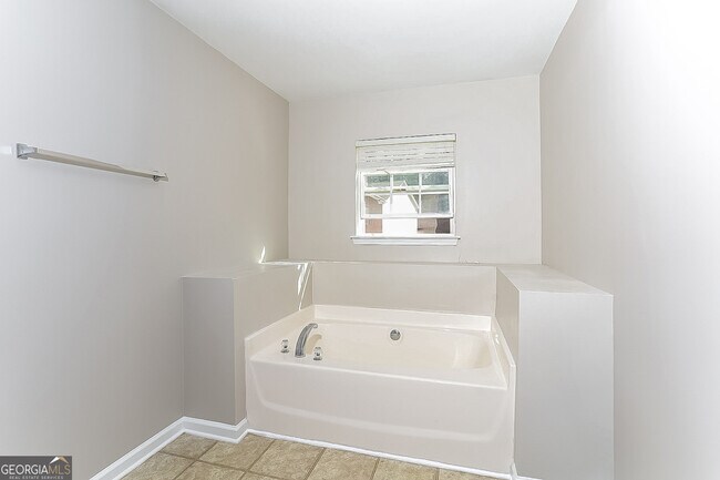 Building Photo - 5118 Upper Elm St