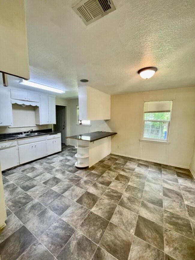 Building Photo - 2605 Speight Ave