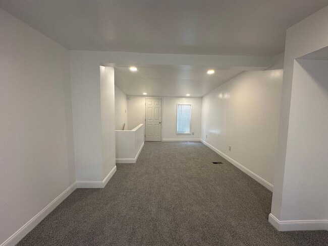 Building Photo - Newly Renovated One Bedroom House, Downtown Location