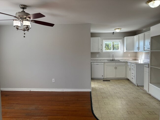 Building Photo - 4 Bedroom, 2 Bathroom House in Greensboro!