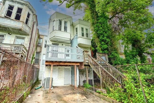 Building Photo - 717 W Lanvale St
