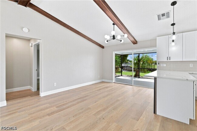 Building Photo - 903 SE 20th Ct