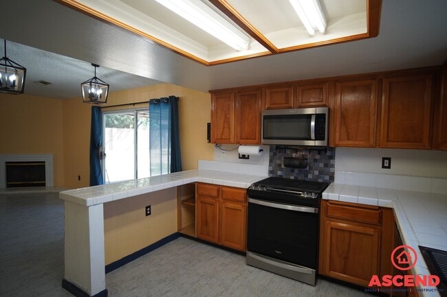 Building Photo - Gorgeous 4 Bedroom Home in Shafter!