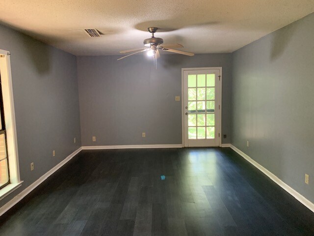 Building Photo - Large secluded 4 bedroom/2 bath in Blue Ridge Estates