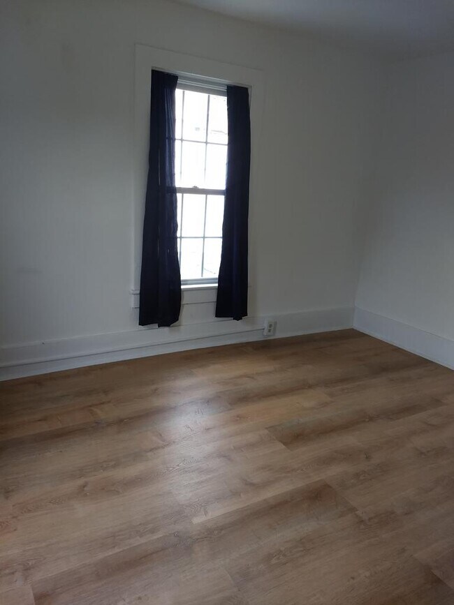 Building Photo - 118-120 W 6th St