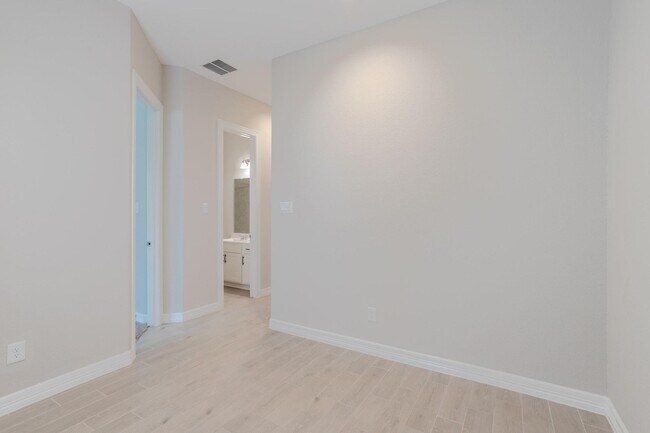 Building Photo - 11016 Cres Light Way