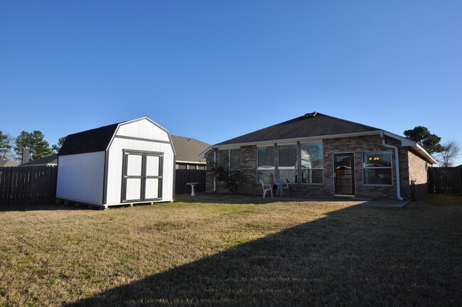 Building Photo - Custom Built Home in Flint!