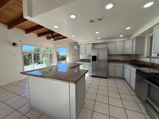 Building Photo - Ventura Hillside Beauty with 3 bedrooms, a...