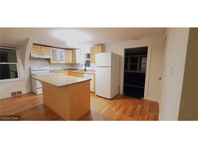 Building Photo - 376 Pierson Ave S