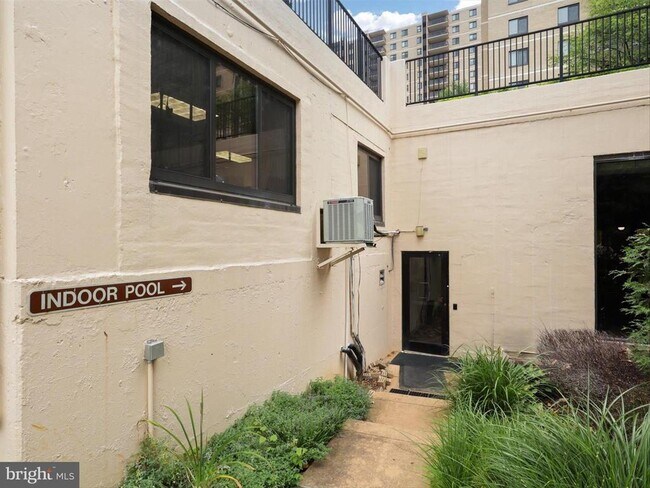 Building Photo - 309 Yoakum Pkwy