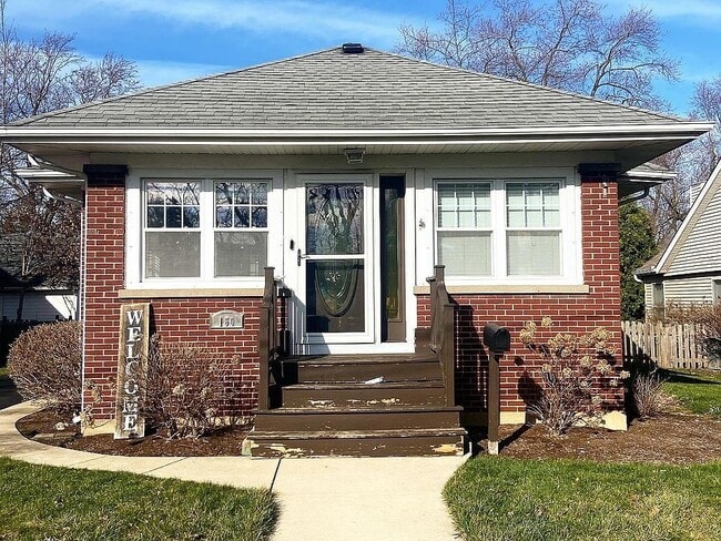 Primary Photo - 160 University St