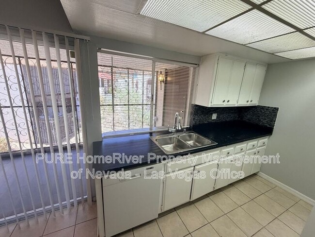 Building Photo - 1405 E Vegas Valley Dr