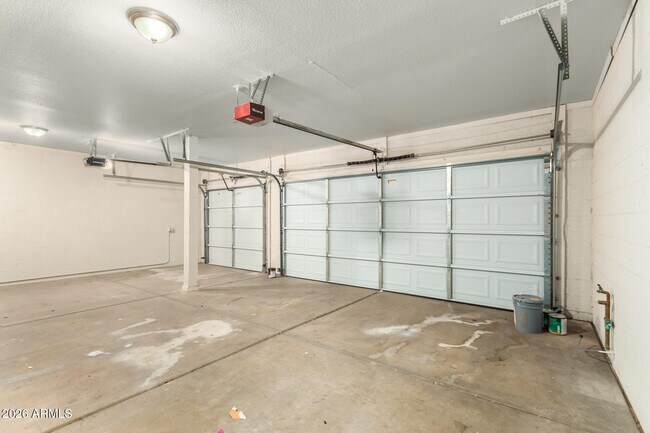 Building Photo - 6121 E Saddleback St