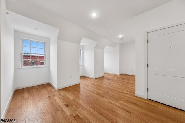 Building Photo - 52 James St