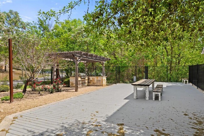 Building Photo - 2713 Halcyon Dr