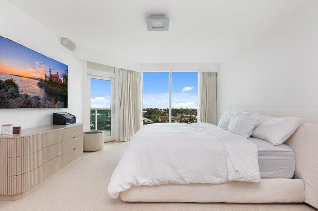 Building Photo - 20201 E Country Club Dr