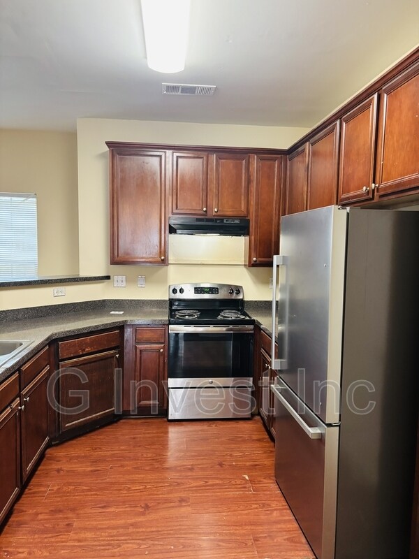 Building Photo - 4995 Upper Elm St