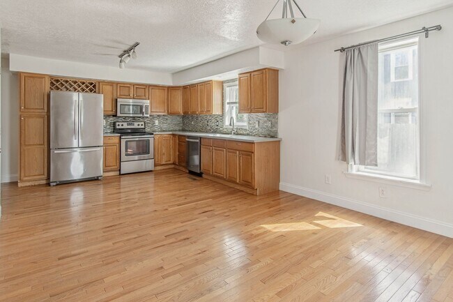 Building Photo - Charming 3Bed/2Bath Home Minutes from Fort Drum | Pet Friendly | Garage + Spacious Yard