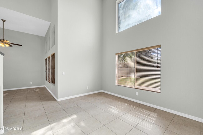 Building Photo - 913 W Juanita Ave