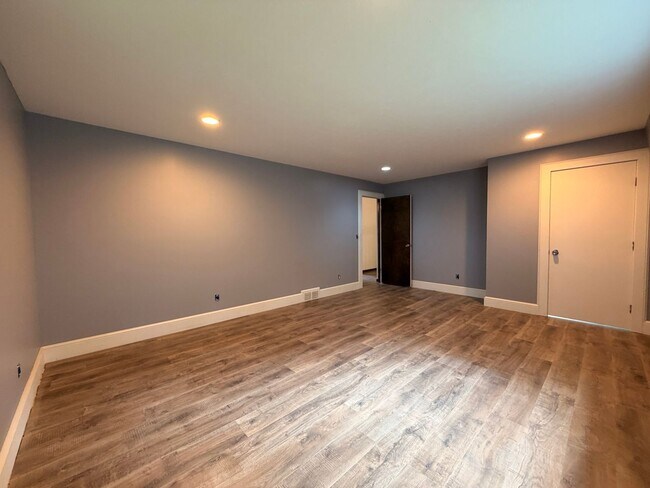 Building Photo - 6375 Bauer Rd