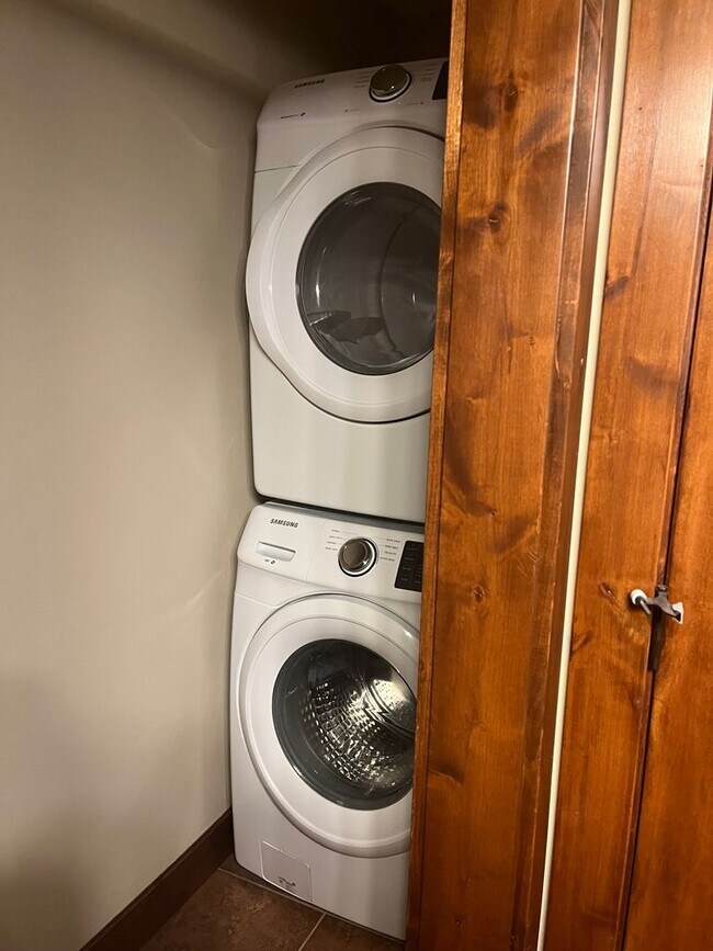 Building Photo - Elegant All Inclusive Fully Furnished Studio On Top Floor