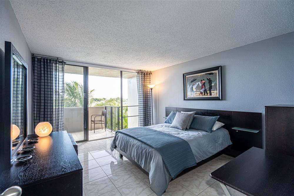 Building Photo - 1830 Embassy Dr