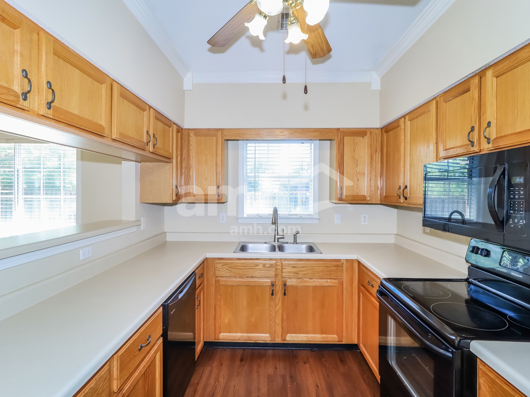 Building Photo - 9997 Woodland Grove Dr