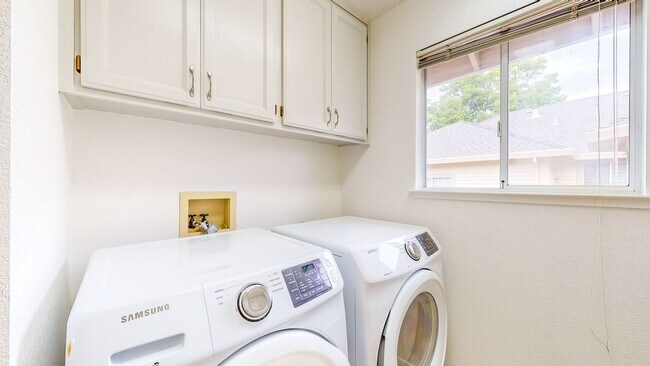 Building Photo - 7971 Oakmont Dr