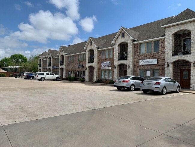 Building Photo - 2 Bedroom 1 Bath - End Unit Apartment (40%...