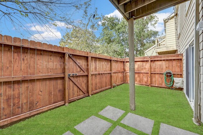 Building Photo - 2100 Tanglewilde St