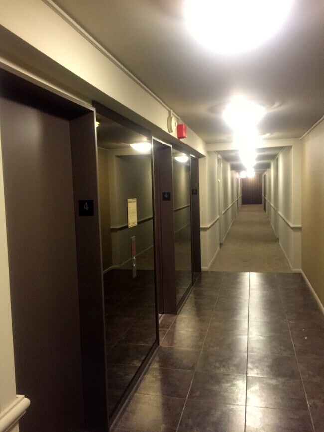 Building Photo - 5445 N Sheridan Rd