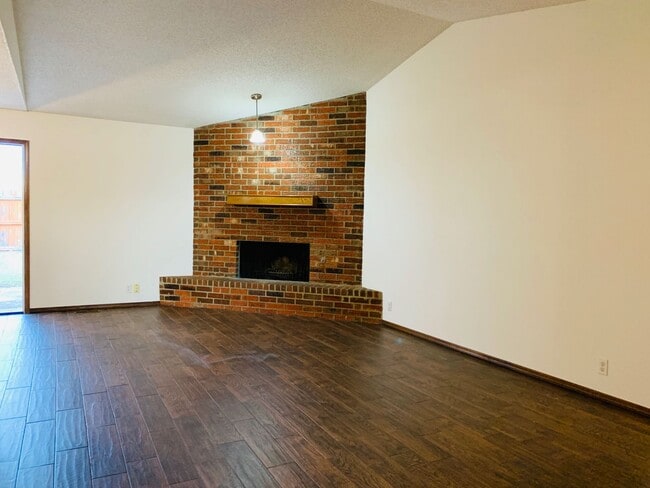 Building Photo - 3 Bed | 2 Bath | 2 Car Garage - Duplex - UNDER $1000 per month - Putnam City Schools