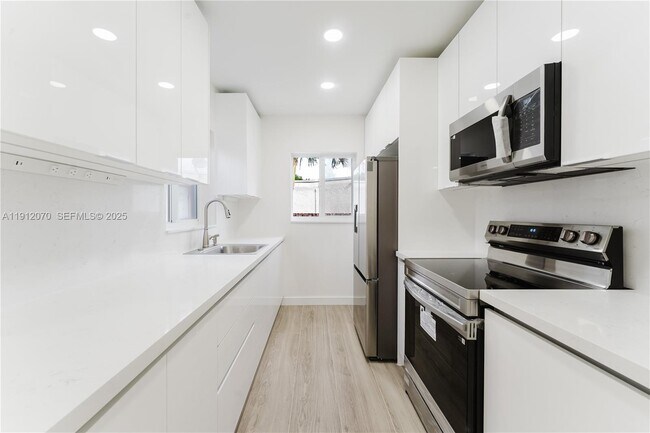 Building Photo - 1020 SW 74th Ave