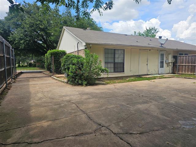 Building Photo - 200 E Denton Dr
